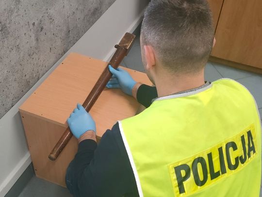 Chodził po miasteczku z nogą od stołu i groził ludziom śmiercią. W trakcie zatrzymania kopnął w radiowóz