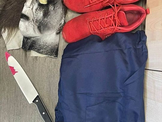 Chodził po mieście w masce i z „nożem” w ręku. W mieszkaniu 33-latka znaleźli narkotyki