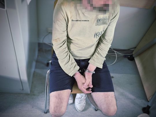 Chodził po mieście z nożem i groził przechodniom. Podczas zatrzymania zaatakował policjantów