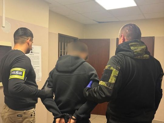Chodził po szkole z przedmiotem przypominającym broń. Policjanci zatrzymali 18-latka