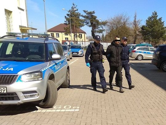 Chodził po ulicach i wypatrywał aut z kluczykami w środku. Jeździł i rozbijał je, a potem brał kolejne