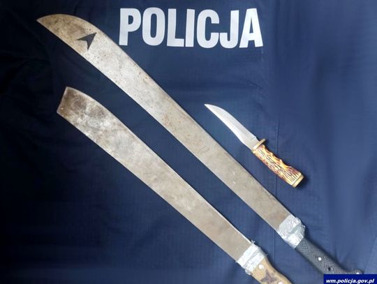 Chodził po ulicach z dwoma maczetami, a potem chciał rozmawiać z księdzem. Wcześniej coś zażył