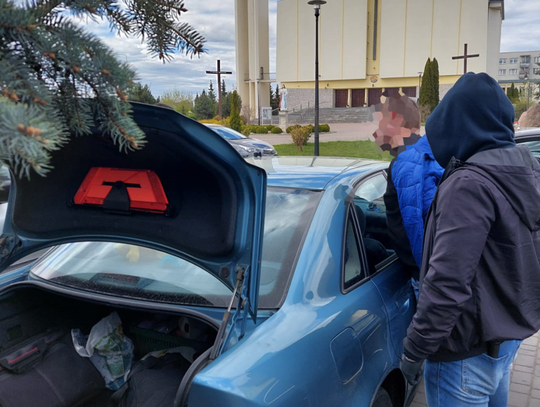 Chodzili do kościołów, ale nie zamierzali się modlić. Mężczyźni kradli pieniądze ze skarbonek