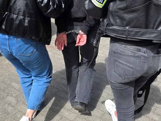 Chodzili po galerii i prosili o blika dla "chorej matki". Naciągnięty mężczyzna powiedział żonie i dopiero wtedy wezwano policję