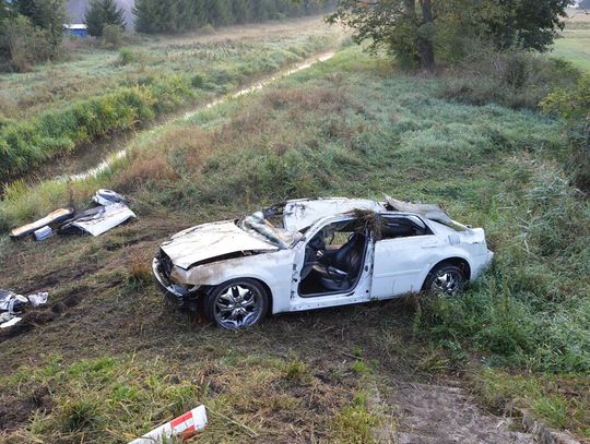 Chrysler przebił barierki, spadł z mostu i dachował w kanale. 20-letni kierowca uwięziony w aucie