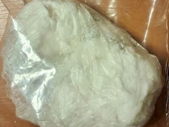 Chwalił się narkotykami. Gdy zorientował się, że rozmawia z tajniakami, natychmiast upuścił woreczek