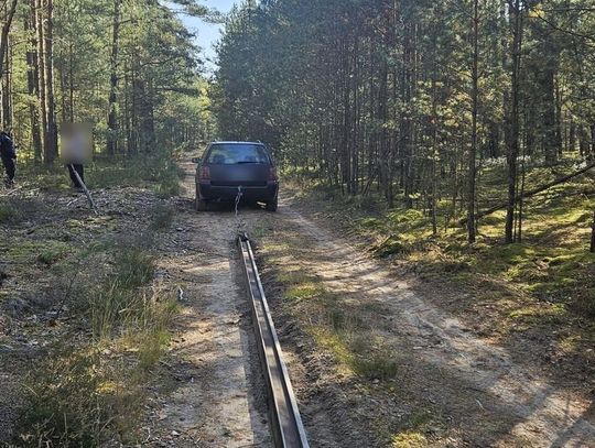 Ciągnął passatem szynę kolejową. Okazało się, że kursował tak dwa tygodnie i miał już kilka ton stali