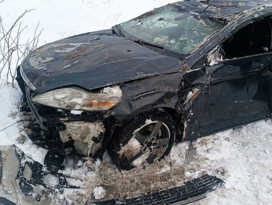 Ciągnęli auto przewrócone na dach. Pijany kierowca chciał jak najszybciej usunąć je z drogi Ciągnęli auto przewrócone na dach. Pijany kierowca chciał jak najszybciej usunąć je z drogi