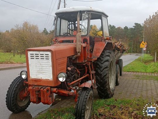 Ciągnik nie miał robionego przeglądu od 25 lat. Prowadził go mężczyzna bez prawka