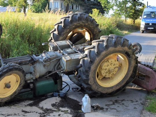 Ciągnik przewrócił się na skarpie. Kierowcy nie udało się uratować