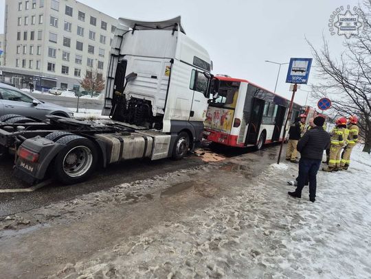 Ciągnik siodłowy wjechał w autobus na przystanku. Pięć osób zostało poszkodowanych [FOTO]