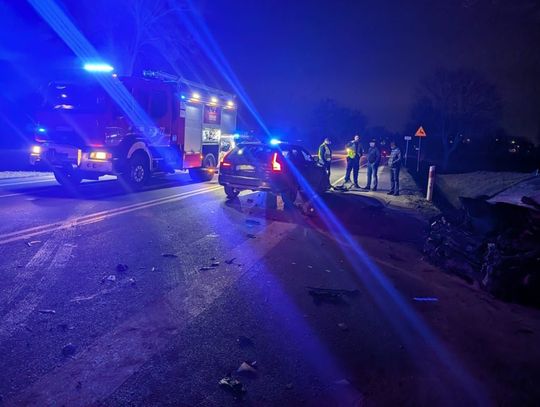 Ciągnik z beczkowozem zajechał drogę osobówce. Doszło do wypadku z udziałem trzech pojazdów