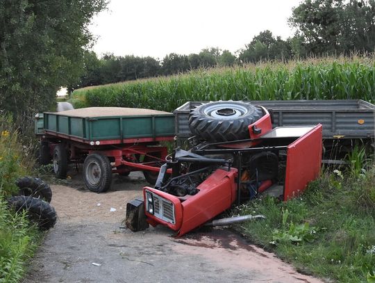 Ciągnik z trzema przyczepami przewrócił się. 27-latek został przygnieciony
