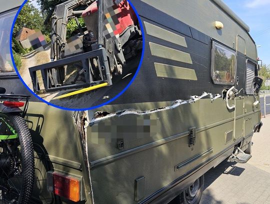 Ciągnik z widłami rozpruł kampera. Rolnik próbował włączyć się do ruchu