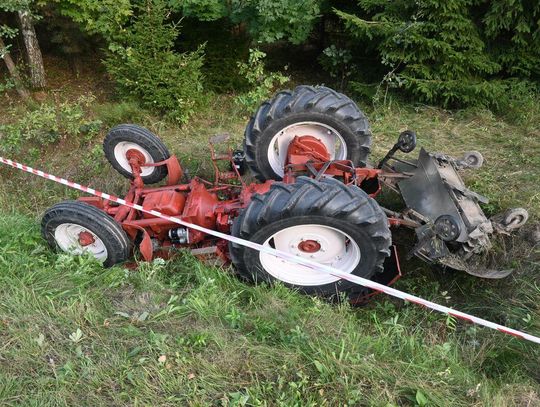 Ciągnik zjechał do rowu i przygniótł rolnika. Mężczyzna zmarł w szpitalu