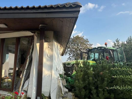 Ciągnik zjechał z drogi, skasował ogrodzenie i wbił się w dom. Budynek został poważnie uszkodzony