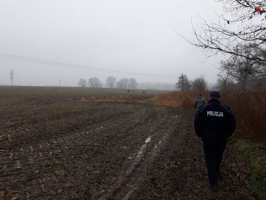 Ciała dwóch młodych mężczyzn znaleziono na polu przy autostradzie. Szukali ich od środy