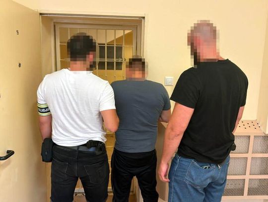 Ciało 53-latki znalezione w mieszkaniu. Policja zatrzymała podejrzanego o zabójstwo