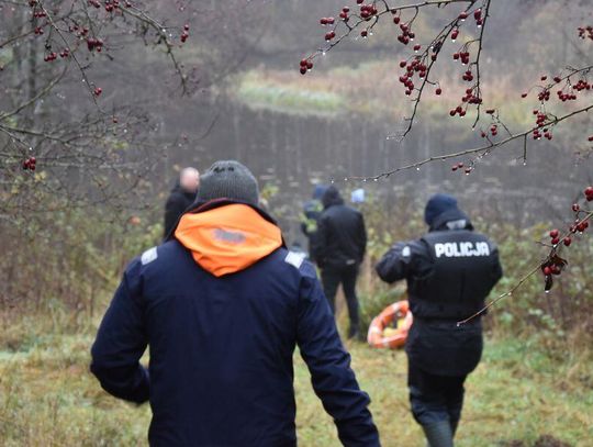 Ciało kobiety bez kończyn i głowy wyłowiono z jeziora. Zbrodnię badają policjanci z Archiwum X