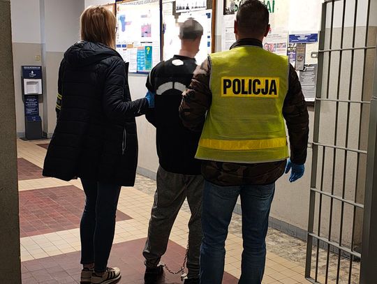 Ciało mężczyzny znalezione w jednym z domów. Dzielnicowy pomógł odkryć zbrodnię