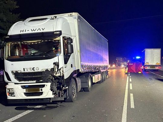 Ciężarówka potrąciła pieszego, który wpadł pod kolejnego tira. Mężczyzna nie miał szans na przeżycie