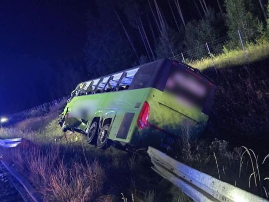 Ciężarówka przebiła barierę, zjechała na przeciwległy pas i czołowo zderzyła się z autobusem. 7 osób zabranych do szpitala