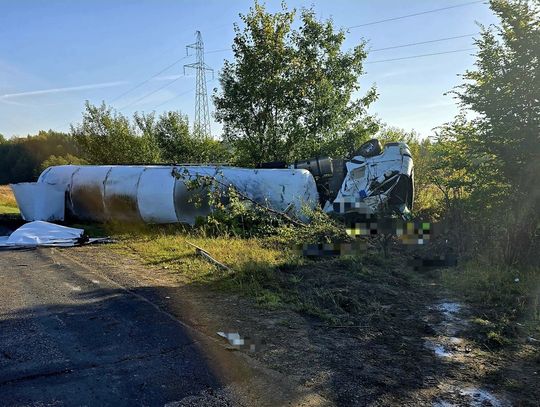 Ciężarówka przewrócona na bok po zderzeniu z mazdą. Trzy osoby trafiły do szpitala
