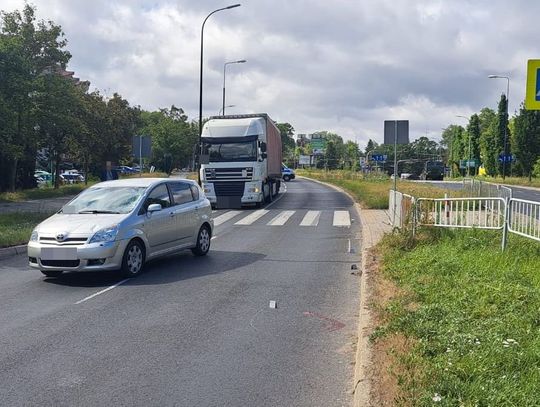 Ciężarówka ustąpiła pierwszeństwa, toyota wjechała w pieszego. Nie żyje 35-latek