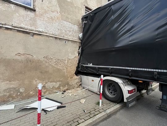 Ciężarówka wbiła się w budynek. Kierowca został uwięziony w zmiażdżonej kabinie