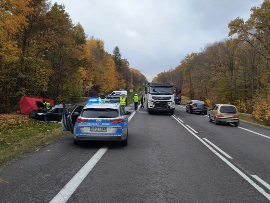 Ciężarówka wbiła się w tył auta stojącego w korku. Jedna osoba zginęła, dwie są ranne