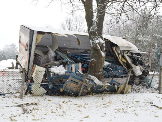 Ciężarówka wypadła z drogi i uderzyła w drzewo. Strażacy wycinali pasażera z kabiny