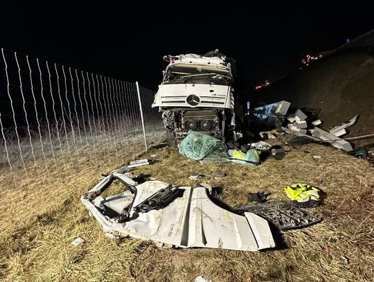 Ciężarówka wypadła z jezdni i zjechała ze skarpy. Wypadek śmiertelny na autostradzie A4 [FOTO]