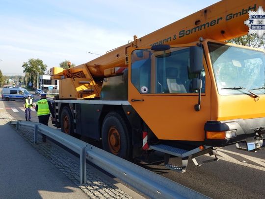 Ciężarówka z dźwigiem uderzyła w 16-latkę. Dziewczyna z licznymi złamaniami trafiła do szpitala