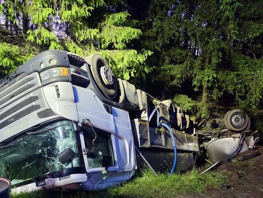 Ciężarówka z mlekiem dachowała w rowie. Zawodowy kierowca miał blisko dwa promile