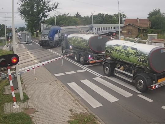Ciężarówka z mlekiem zatrzymała przed pędzącym pociągiem. Kierowca utknął na przejeździe