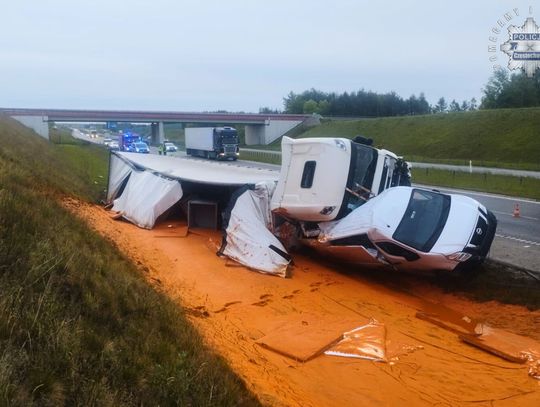 Ciężarówka z sosem pomidorowym zderzyła się z busem i wylądowała w rowie. Ładunek rozlał się przy autostradzie