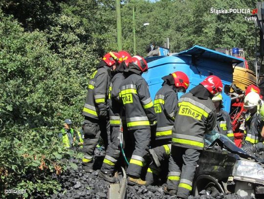 Ciężarówka z węglem przewróciła się na osobówkę. Jedna osoba nie żyje, dwie zostały ranne. ZDJĘCIA