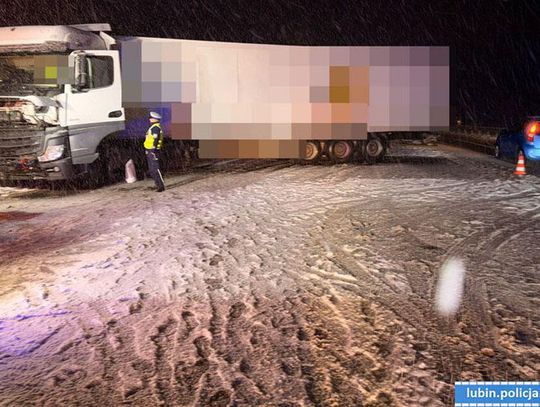 Ciężarówka zatrzymała się w poprzek drogi ekspresowej. Prowadził ją mężczyzna bez prawka Ciężarówka zatrzymała się w poprzek drogi ekspresowej. Prowadził ją mężczyzna bez prawka