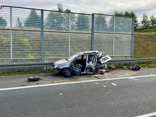 Ciężarowy man wjechał w suzuki na pasie awaryjnym. W wypadku ciężko ranna została kierująca osobówką