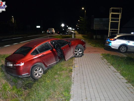 Citroen wisiał nad rowem, obok zataczał się pijany mężczyzna. Miał 2,5 promila