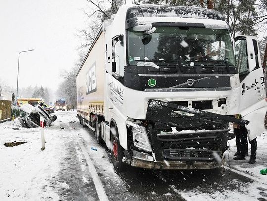 Citroen wpadł w poślizg na ośnieżonej drodze i zderzył się z ciężarówką. Zginął 33-latek [FOTO]