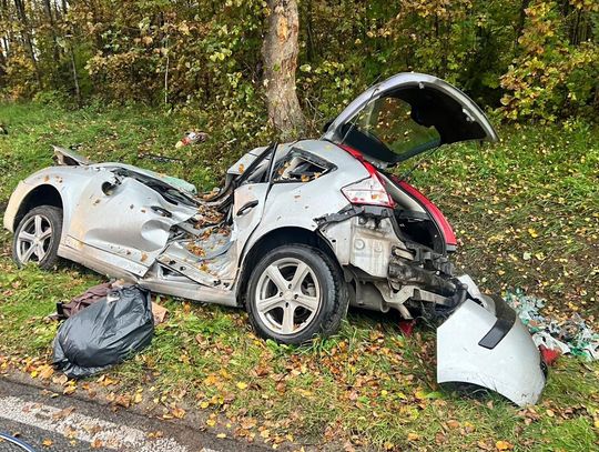 Citroen wypadł z drogi i uderzył bokiem w drzewo. Kierująca zginęła na miejscu