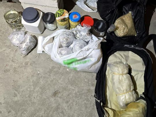 "Co potrzeba?" Młody diler nie rozpoznał, że to kryminalni. Miał aż 4,5 kg różnych nielegalnych substancji!