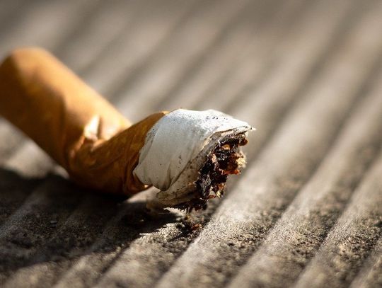 Codziennie rzucał niedopałki na samochód. Lakier nie wytrzymał, właściciel zgłosił sprawę policji