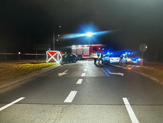 Corsa uderzyła w latarnię, następnie w drzewo. 21-letni kierowca nie przeżył wypadku