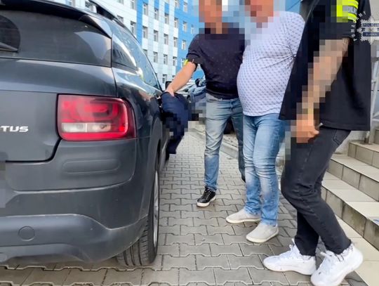 Cwaniacy handlowali żywnością, która miała trafić do potrzebujących. Działali pod przykrywką organizacji religijnych