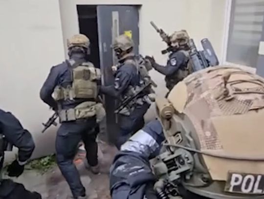 Cyberpolicja rozbiła gang dilerów działający w darknecie. Przeszukano 40 miejsc i zatrzymano 10 osób