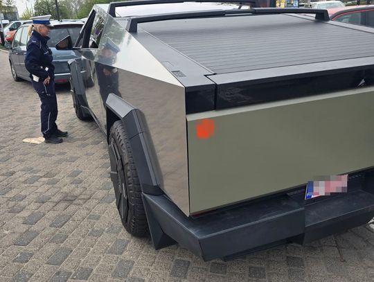 Cybertruck pędził przez miasto z prędkością 115 km/h. Policjanci zatrzymali prawo jazdy kierowcy