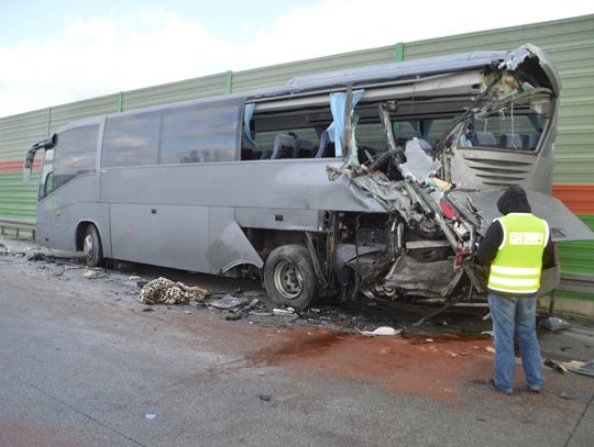 Cysterna uderzyła w autobus wiozący żołnierzy. Siedem osób trafiło do szpitala