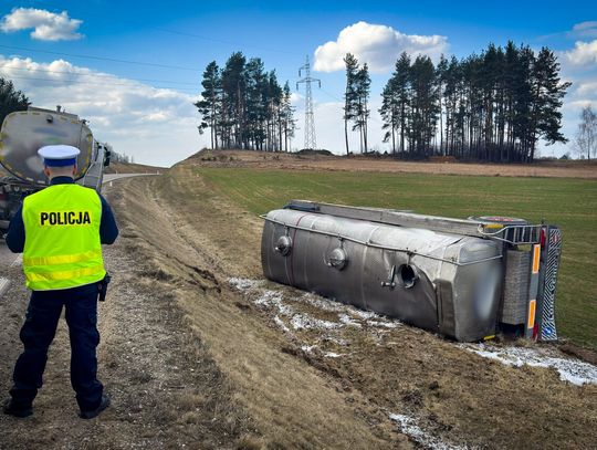 Cysterna z mlekiem w rowie. Pijany kierowca Scanii wydmuchał blisko trzy promile